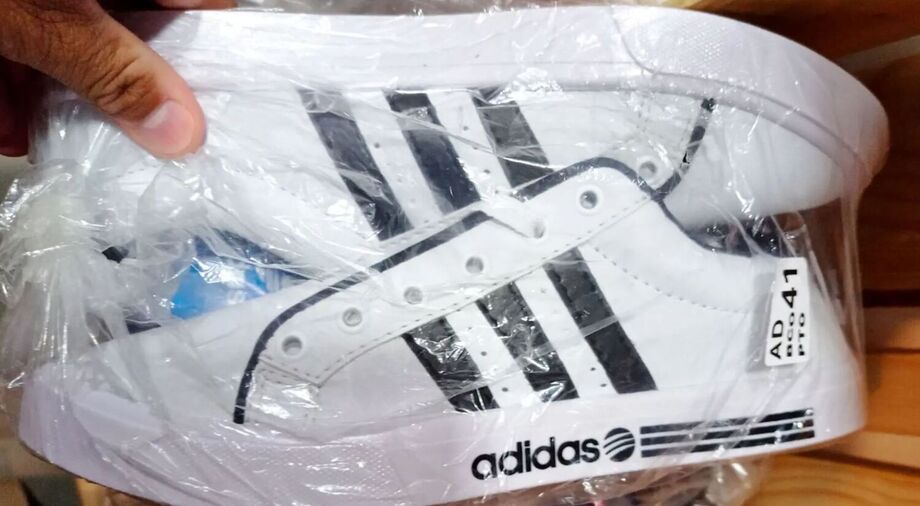 Mais de mil pares de tênis com indícios de falsificação foram apreendidos em loja no Centro da Capital.