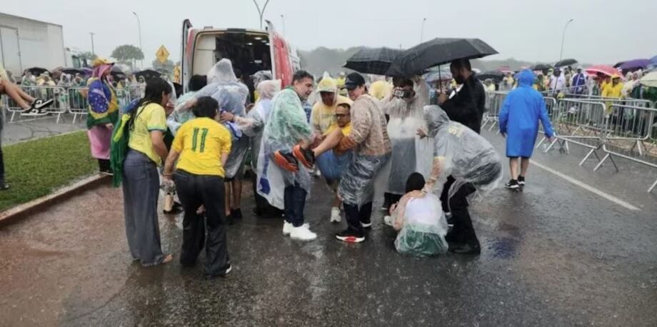Corpo de Bombeiros atende pessoas após raio atingir manifestação na Praça do Cruzeiro, em Brasília.