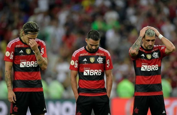 Flamengo deixou o campo do Maracanã sob pressão após a derrota no clássico pelo Campeonato Carioca.