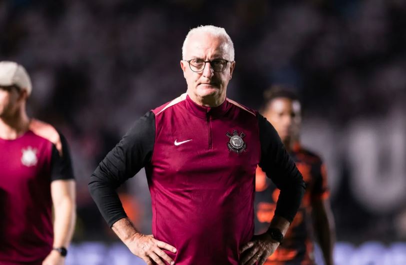 Dorival Júnior analisou a vitória do Corinthians e comentou saídas, retornos e bastidores do elenco após o jogo.