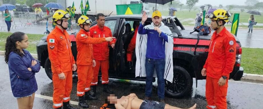 Manifestantes foram socorridos após queda de raio durante ato político na Praça do Cruzeiro, em Brasília.