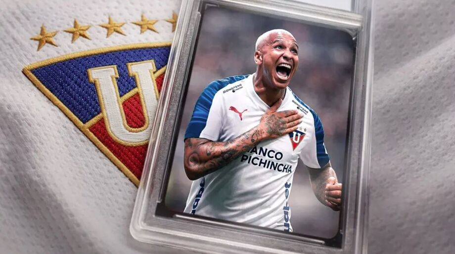 Deyverson posa com as cores da LDU após ser anunciado como novo reforço para a temporada e a Libertadores.