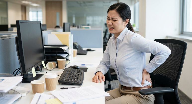 Dores nas costas seguem como principal causa de afastamento do trabalho no Brasil.