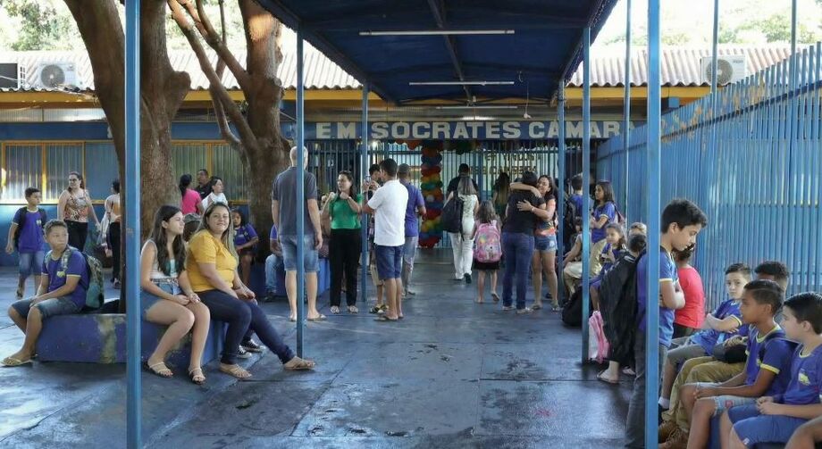 Pais e responsáveis devem confirmar presencialmente a matrícula para garantir vaga na rede municipal de Dourados.