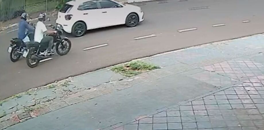 Câmera de segurança flagrou dupla furtando motocicleta na Rua Espírito Santo.