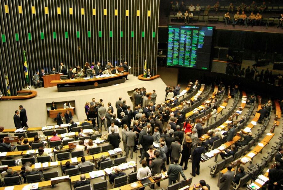 Plenário da Câmara dos Deputados, onde líderes partidários negociam o comando das principais comissões.