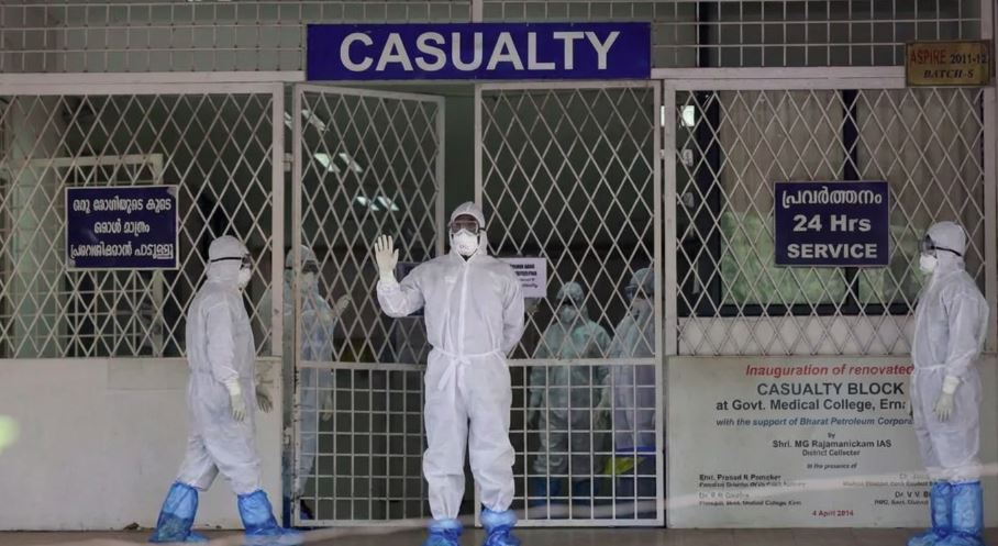 Profissionais de saúde em Bengala Ocidental, onde foram confirmados dois casos de infecção pelo vírus Nipah.
