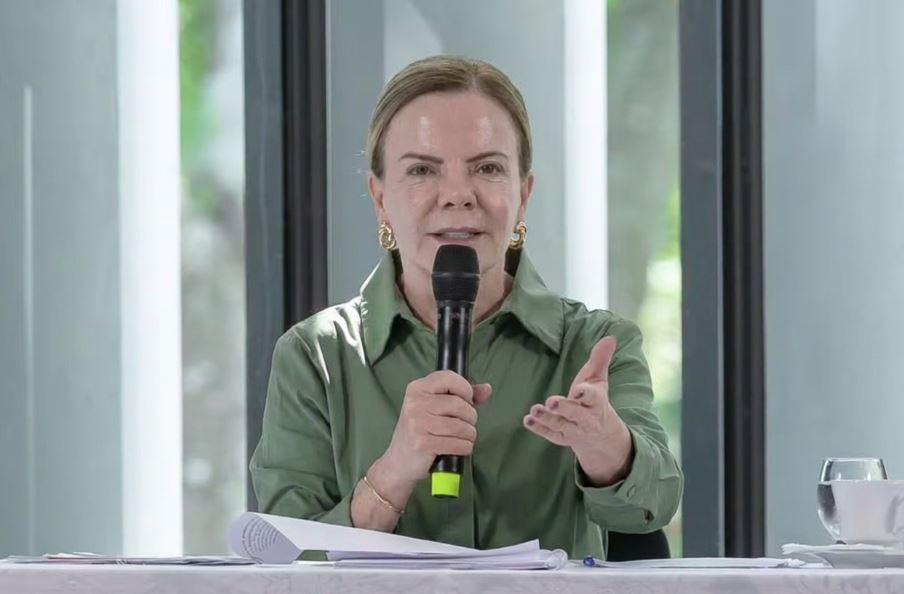 Gleisi Hoffmann durante conversa com jornalistas, em Brasília, ao defender maior engajamento eleitoral de ministros do governo.