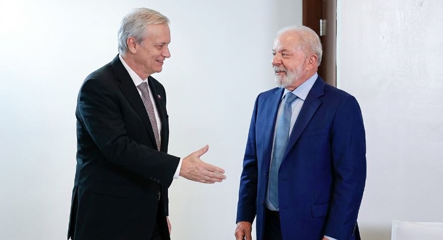 Lula se reúne com o presidente eleito do Chile, José Antonio Kast, durante fórum internacional no Panamá.