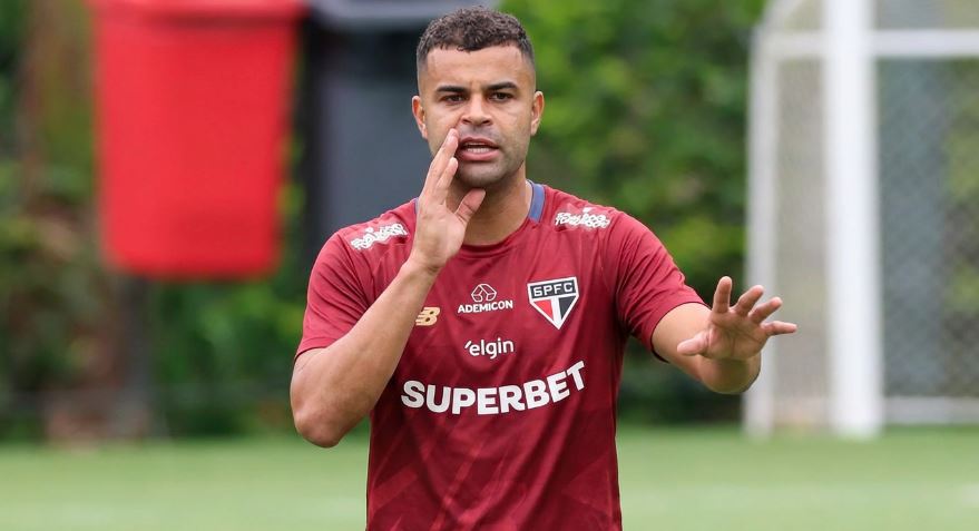 Alisson segue treinando separado do elenco do São Paulo enquanto negociação com o Corinthians não é concluída.