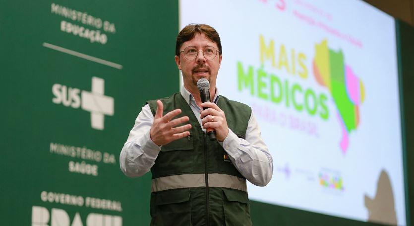 Felipe Proenço assina certificação de hospitais de ensino do SUS durante evento no Hospital Sofia Feldman.