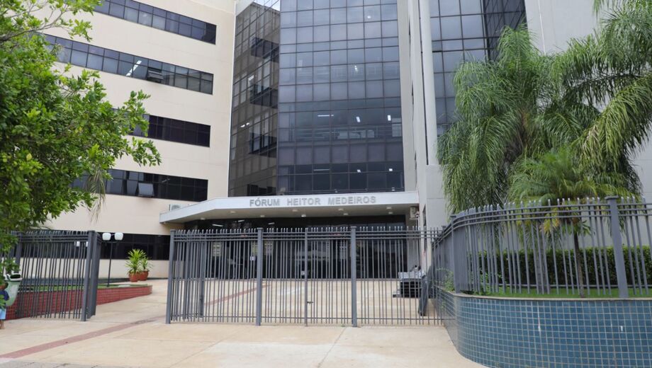 A Justiça de Campo Grande determinou que o vendedor repare falhas estruturais graves em um imóvel e pague R$ 10 mil por danos morais à compradora.