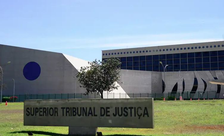 STJ manteve medidas cautelares contra advogado investigado por atuação em favor de facções criminosas