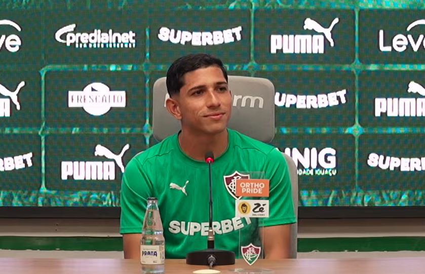 Savarino durante sua apresentação oficial no clube.