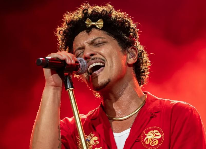 Bruno Mars volta ao Grammy como atração e indicado em três categorias da edição de 2026.
