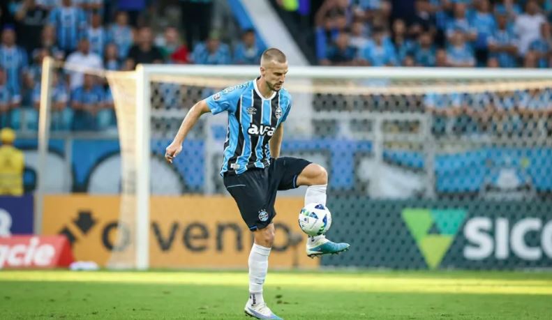 Rodrigo Ely deixa o Grêmio após rescisão e negocia retorno ao Almería, da Espanha.
