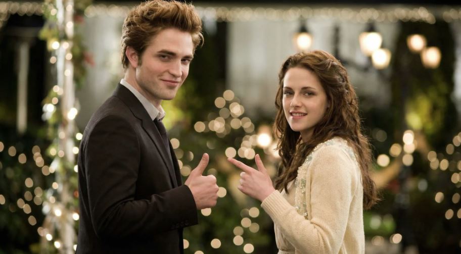 Bella Swan (Kristen Stewart) e Edward Cullen (Robert Pattinson) voltam às telonas: primeiro filme da saga Crepúsculo será reexibido nos cinemas brasileiros a partir de 19 de março, em campanha da Paris Filmes.