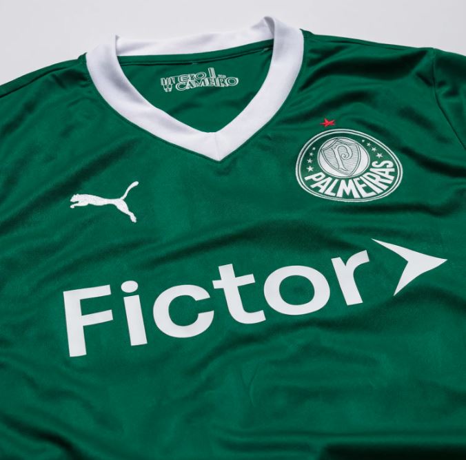 Marca da Fictor estampa as costas da camisa do Palmeiras: patrocinadora do clube desde o ano passado, a holding enfrenta bloqueio cautelar de contas pelo TJ-SP, mas o clube afirma que o contrato de patrocínio está em dia.