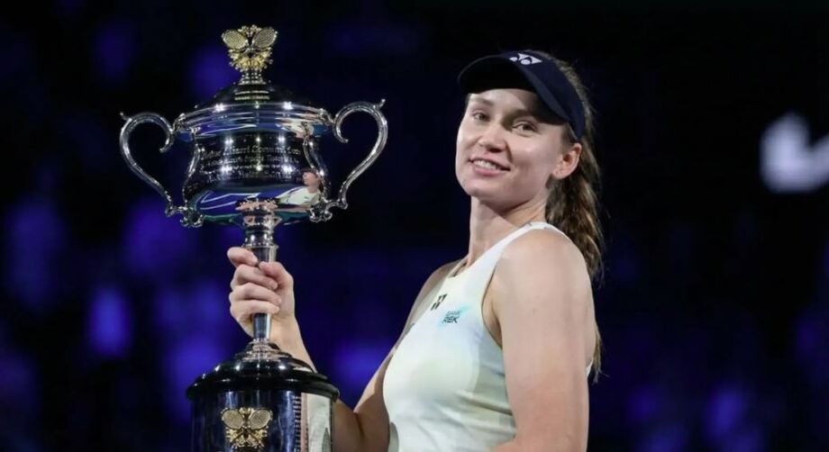 Elena Rybakina comemora o título do Australian Open após vencer Aryna Sabalenka em Melbourne.
