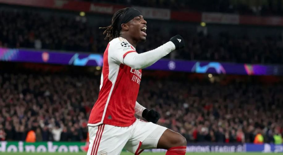 Madueke comemora gol na vitória do Arsenal por 4 a 0 sobre o Leeds pela Premier League.
