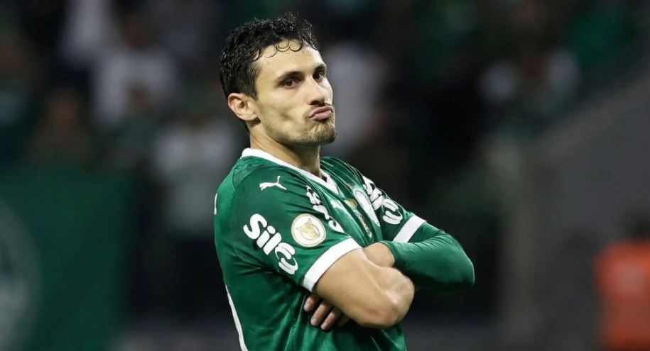 Raphael Veiga se despede da torcida do Palmeiras antes de encaminhar transferência ao futebol mexicano.