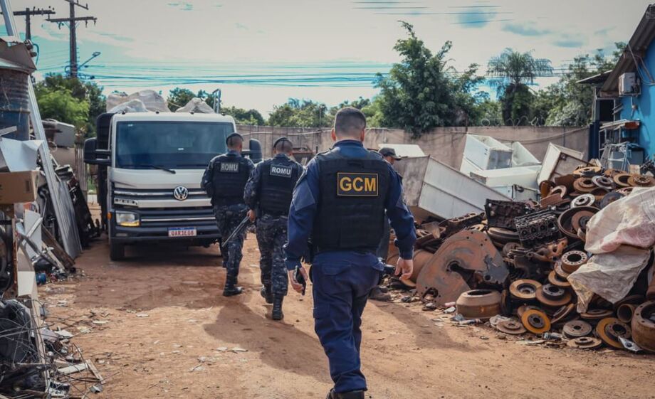 GCM realizou operação em ferros-velhos para coibir a venda ilegal de materiais furtados em Campo Grande.