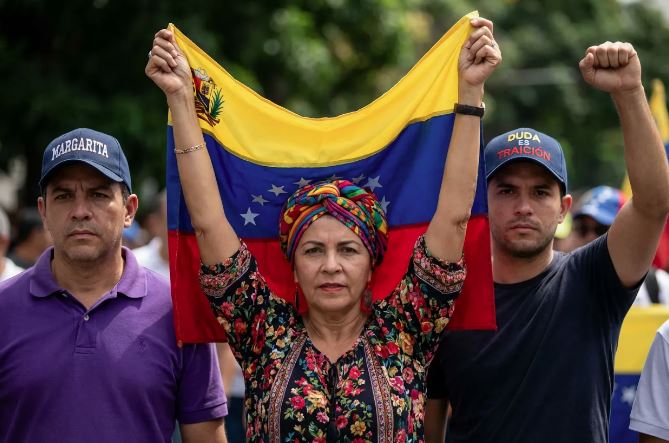 Venezuelanos se reúnem em Buenos Aires para protestar e comemorar a captura de Nicolás Maduro após ação dos Estados Unidos.