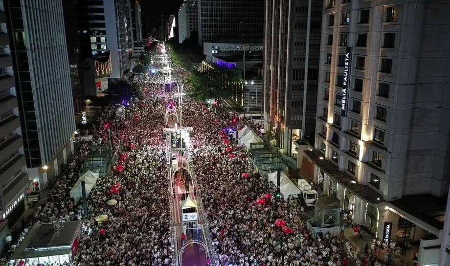 Público acompanha shows e fogos silenciosos durante a virada do ano na Avenida Paulista, em São Paulo