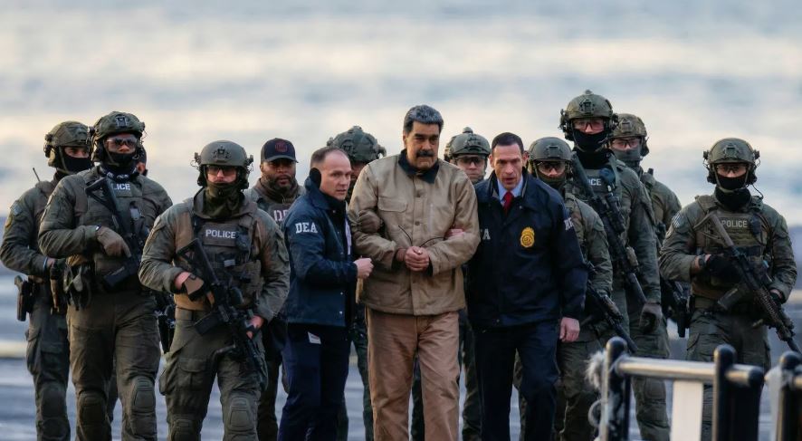 Nicolás Maduro escoltado por agentes de segurança ao chegar a um tribunal federal em Nova York.