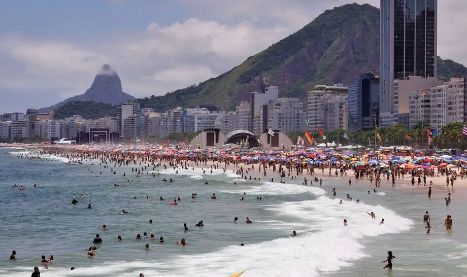 Durante a virada de ano, o mar estava agitado com ondas até 2,5 metros