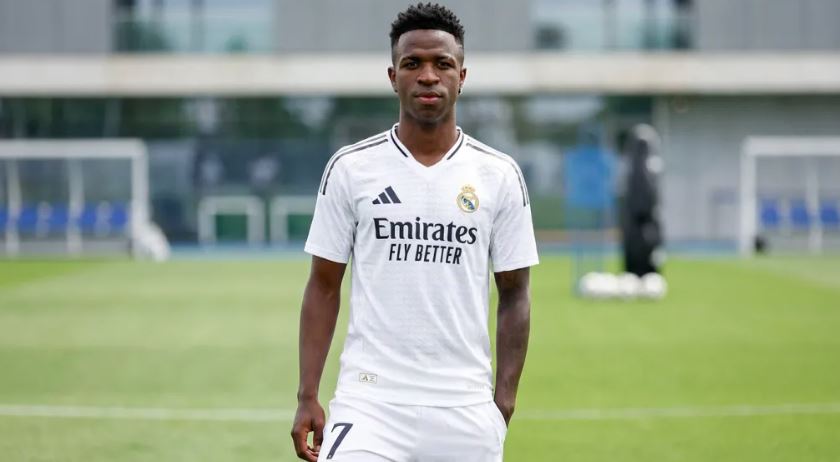 Vinicius Júnior vive fase de pressão no Real Madrid e pode entrar na mira do Chelsea para a próxima janela.