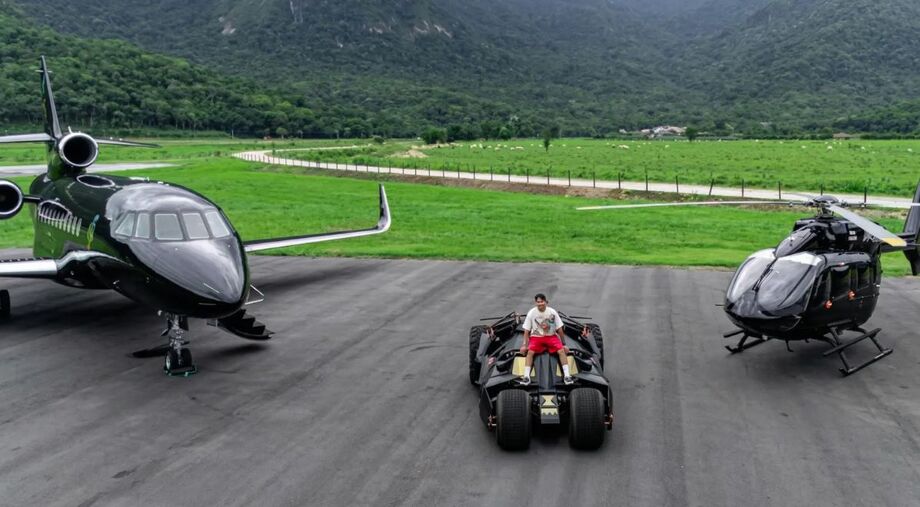 Neymar posa ao lado de um de seus veículos de luxo, todos personalizados com referências ao personagem Batman.