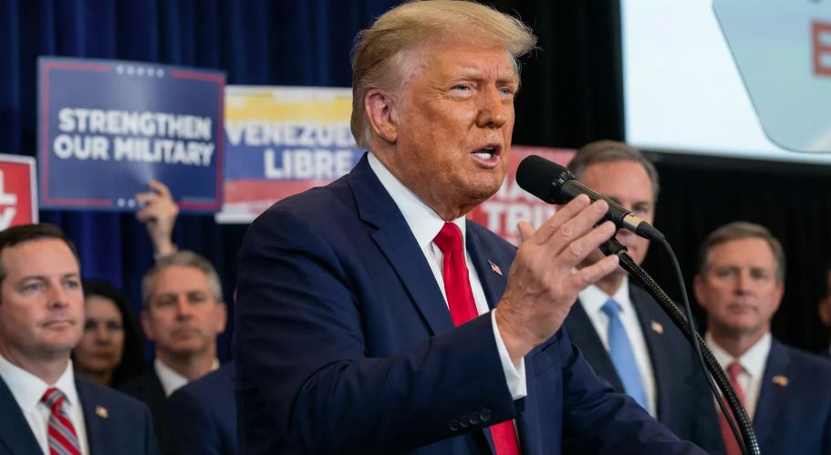 Donald Trump durante evento republicano ao comentar ofensiva militar na Venezuela e defender mudanças na indústria bélica.