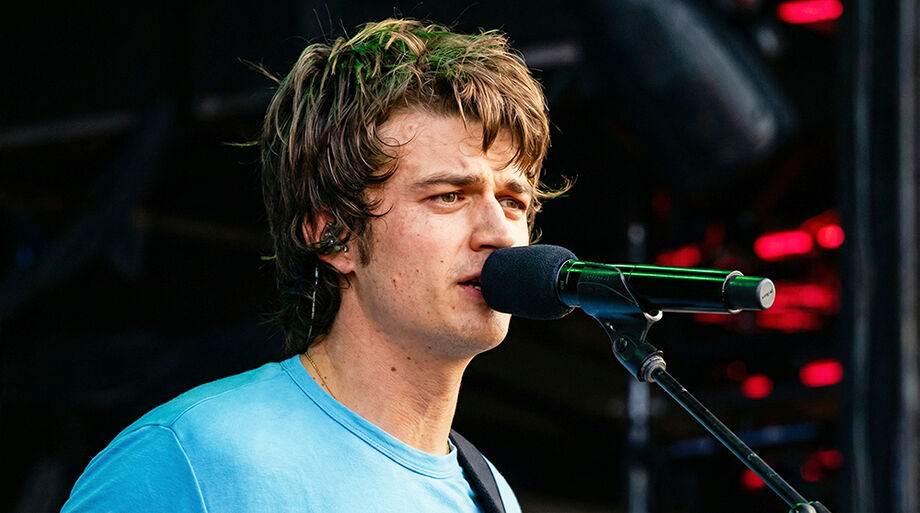 Joe Keery, sob o nome artístico Djo, em apresentação ao vivo; sucesso End of Beginning levou o ator de Stranger Things ao topo diário do Spotify.