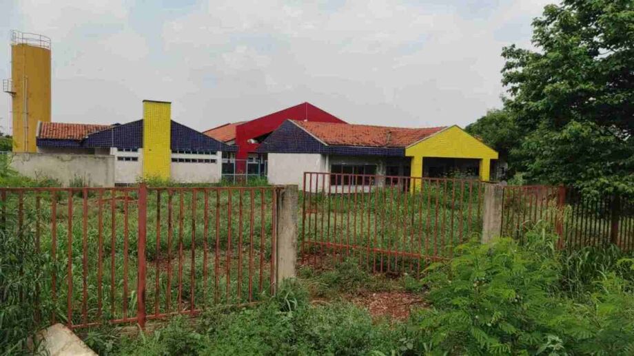 Obra está parada há anos.