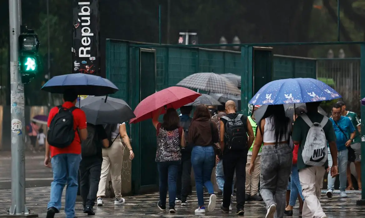 Chuva forte provoca alagamentos em área urbana; nova atuação da ZCAS pode trazer acumulados acima de 300 mm no Sudeste e no Centro-Oeste.