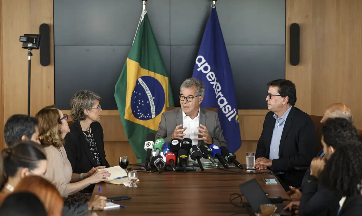 Apex e Congresso planejam ofensiva política até março após entrave no Parlamento Europeu.