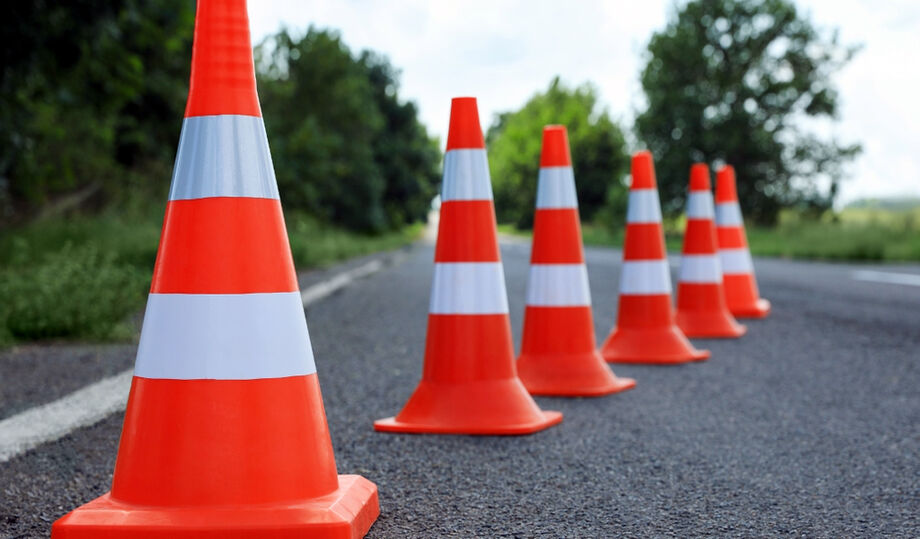 Agetran interditou vias na Rua João Pedro de Souza após risco causado por fios energizados.