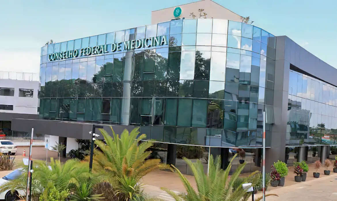 CFM avalia usar desempenho no Enamed como critério para conceder registro profissional a médicos.