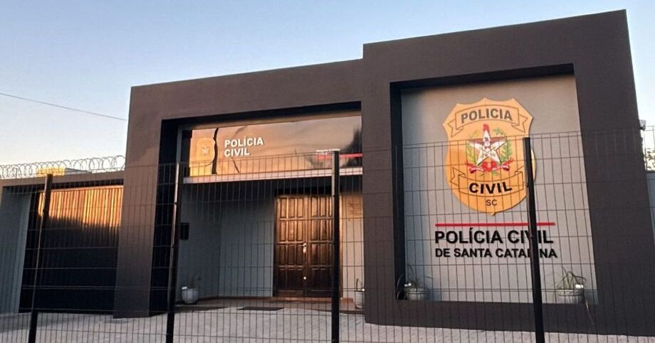 Casal registrou boletim de ocorrência após ser alvo de ameaças e ataques nas redes sociais em SC.