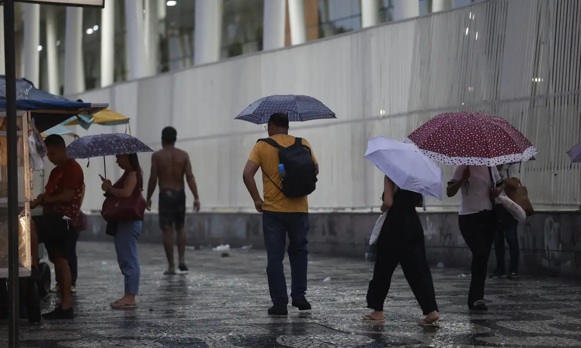 Chuva intensa em área urbana; Inmet mantém alerta para temporais em quase todo o país, com risco de alagamentos e deslizamentos até o fim de semana.