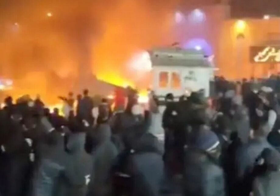 Manifestantes ocupam ruas de Teerã durante atos contra o regime iraniano, em meio a bloqueio de internet e repressão estatal