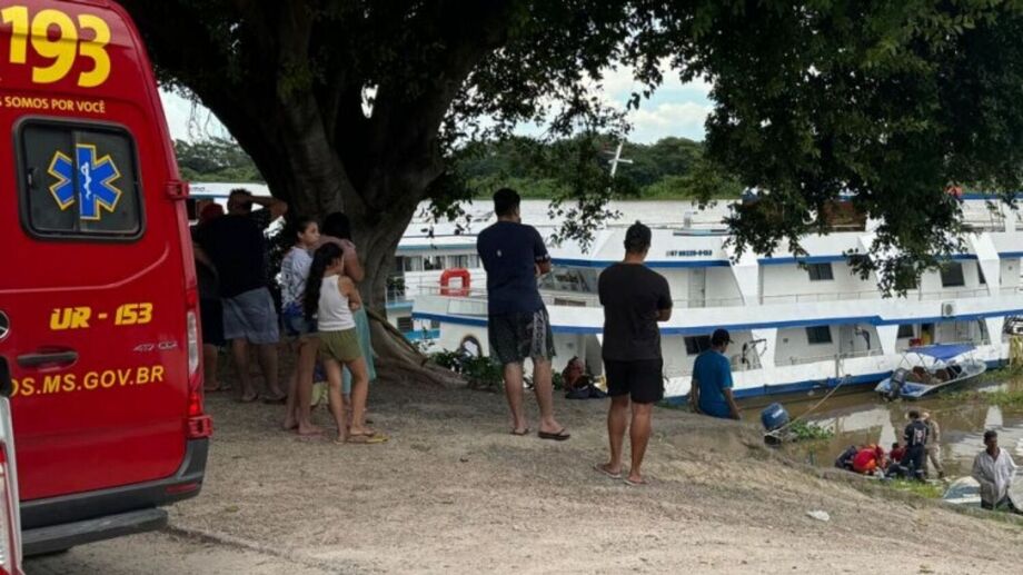 Bombeiros e equipes do Samu atuaram no resgate de vítimas de afogamento no Porto de Ladário, neste domingo