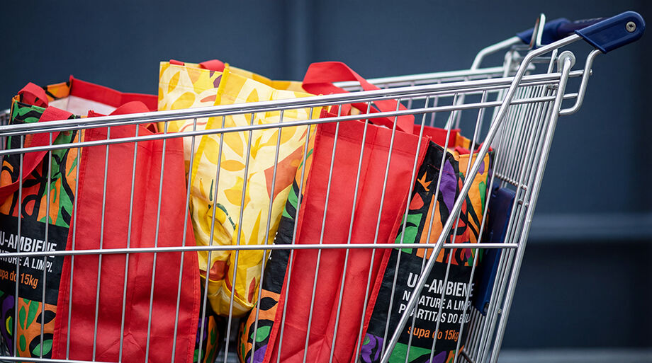Consumidores em supermercado de Campo Grande: queda em alimentos e energia ajudou a conter a inflação no fim de 2025.