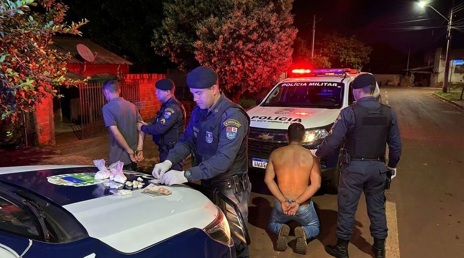 Polícia Militar prende dois homens em flagrante e encontra drogas escondidas dentro da casa.