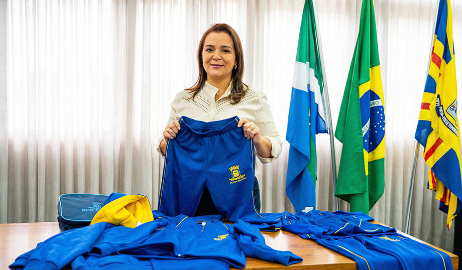 A prefeita Adriane mostrou o novo uniforme para o ano letivo 2026