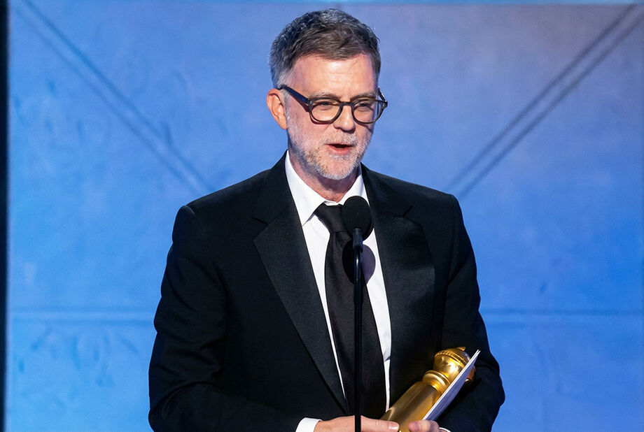 Paul Thomas Anderson comemora vitória como Melhor Diretor no Globo de Ouro 2026 por Uma Batalha Após a Outra, protagonizado por Leonardo DiCaprio.