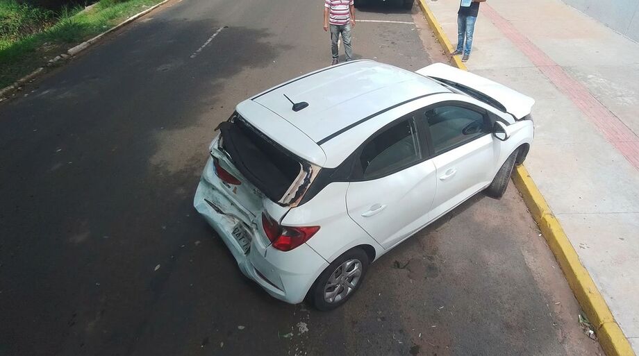 Hyundai HB20, ano 2019, sofreu danos na traseira e na frente ao ficar no meio da colisão em cadeia registrada no Centro de Campo Grande.