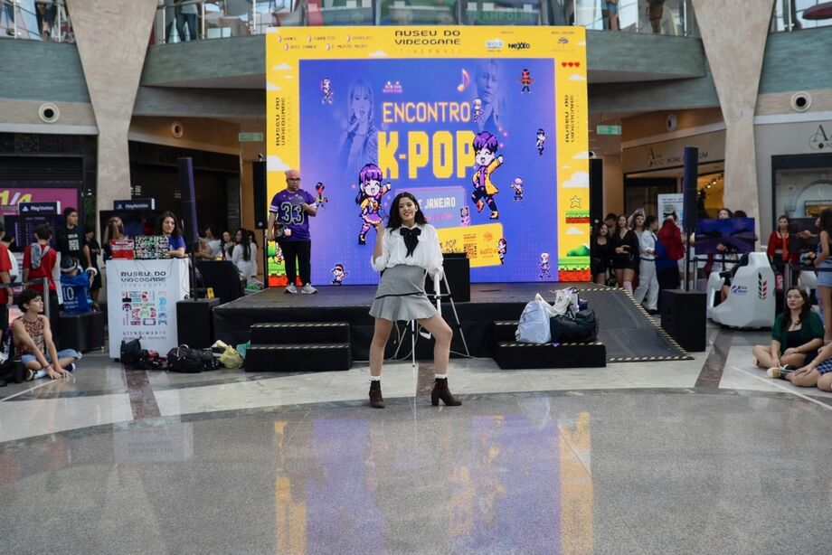 Fãs de K-pop se reúnem para dançar e assistir às apresentações no Encontro K-pop, dentro da programação do Museu do Videogame Itinerante no Bosque dos Ipês.