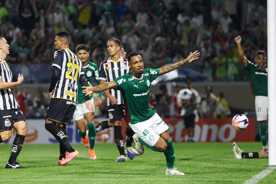 Allan comemora o gol da vitória do Palmeiras sobre o Santos, na Arena Crefisa; resultado coloca o Verdão na liderança do Paulistão 2026.